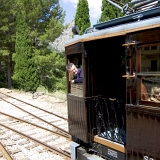 <div align="left"><font size="2"><br />Hier "kreuzt" der Gegenzug. Wohl wegen der vielen Touristen achtet der Lokführer besonders auf mögliche Leute im Gleis.<br /><br /> <div align="left"><font size="2"><br />Hier "kreuzt" der Gegenzug. Wohl wegen der vielen Touristen achtet der Lokführer besonders auf mögliche Leute im Gleis.<br /><br />